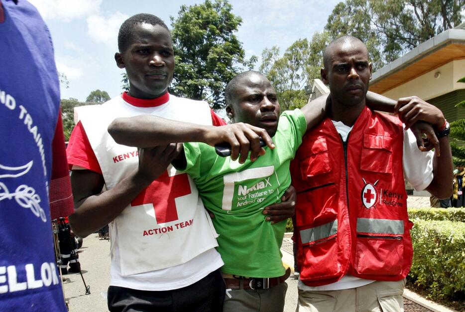 赤十字のスタッフに助けだされる学生（ロイター/アフロ）＝2015年4月3日