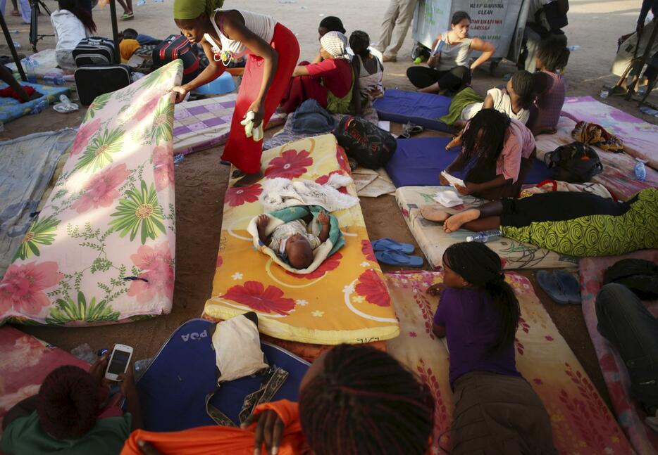 一時的な避難所で待機する学生（ロイター/アフロ）＝2015年4月3日