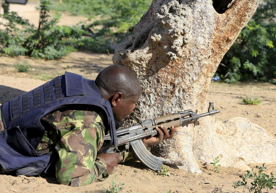 救出作戦にあたるケニア治安当局の兵士（ロイター/アフロ）＝2015年4月2日