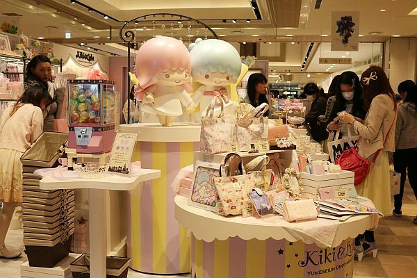 [写真]ルクアイーレが開店。朝から多くの客でにぎわう=2日午前10時半ごろ、大阪市北区で