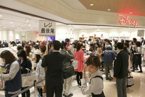 [写真]ルクアイーレ開店直後から行列をなしたディズニーショップ=2日午前10時半ごろ、大阪市北区で