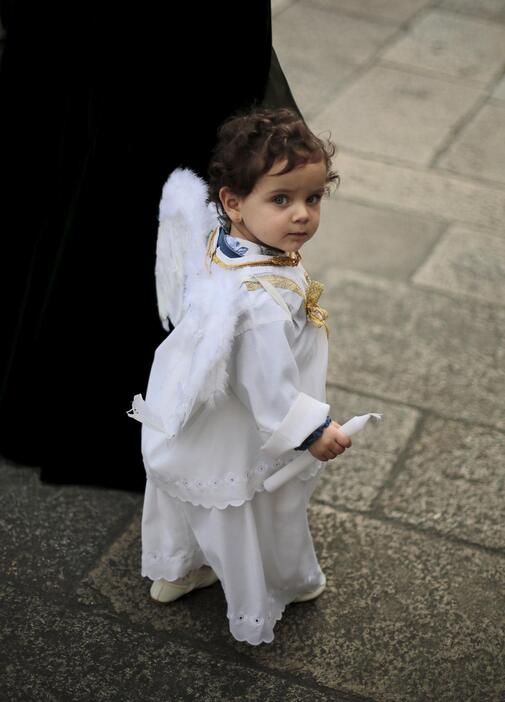 聖週間（Holy Week）の行列が始まるのを待つ子供（ロイター/アフロ）