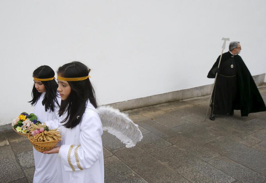 聖週間（Holy Week）の行列が始まるのを待つ子供たち（ロイター/アフロ）