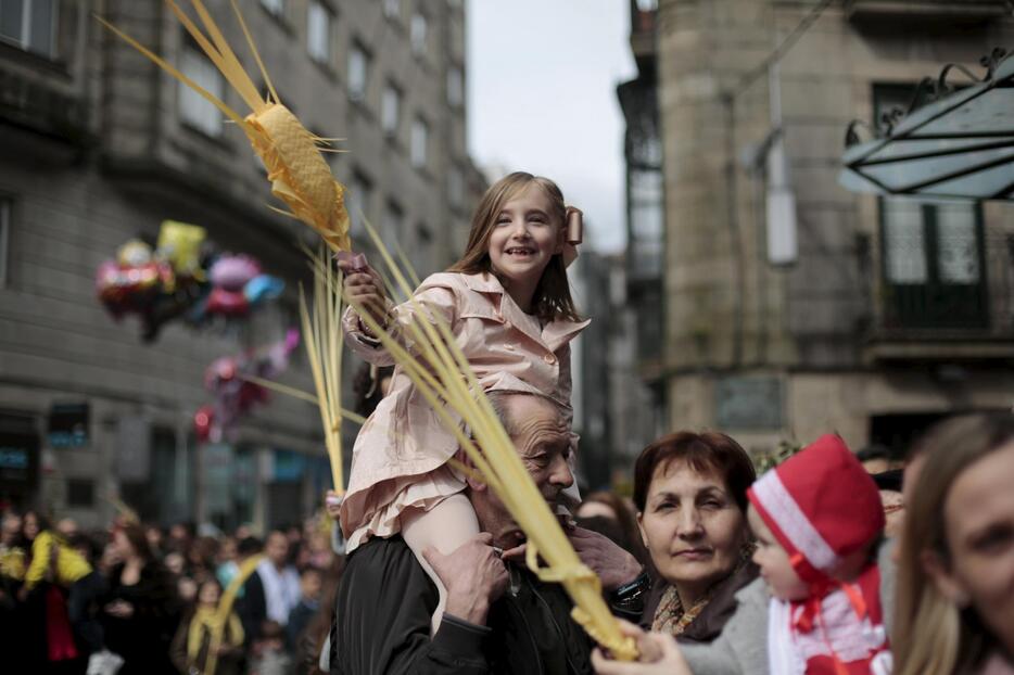 聖週間の初日「聖枝祭（Palm Sunday）」の行列を見に来た女の子（ロイター/アフロ）