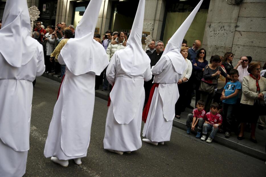 聖週間の初日「聖枝祭（Palm Sunday）」の行列を見る子供たち（ロイター/アフロ）