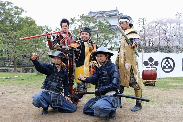 [写真]気合十分の新メンバー。手前左から陣笠隊の一之助、章右衛門。後列左から、前 田慶次、豊臣秀吉、前田利家