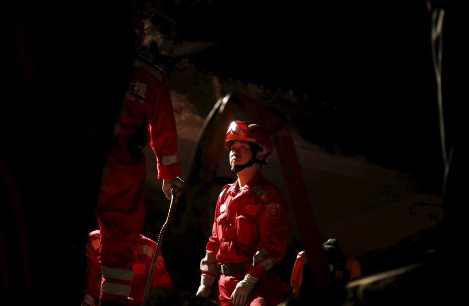 倒壊したホテルの中で、救助活動にあたる中国の隊員＝2015年4月27日（写真：ロイター/アフロ）