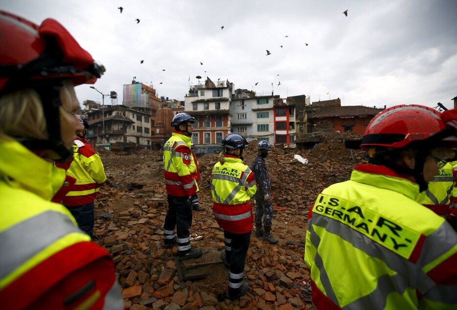 崩壊した寺院の近くで被災者を捜索するドイツの隊員＝2015年4月28日（写真：ロイター/アフロ）