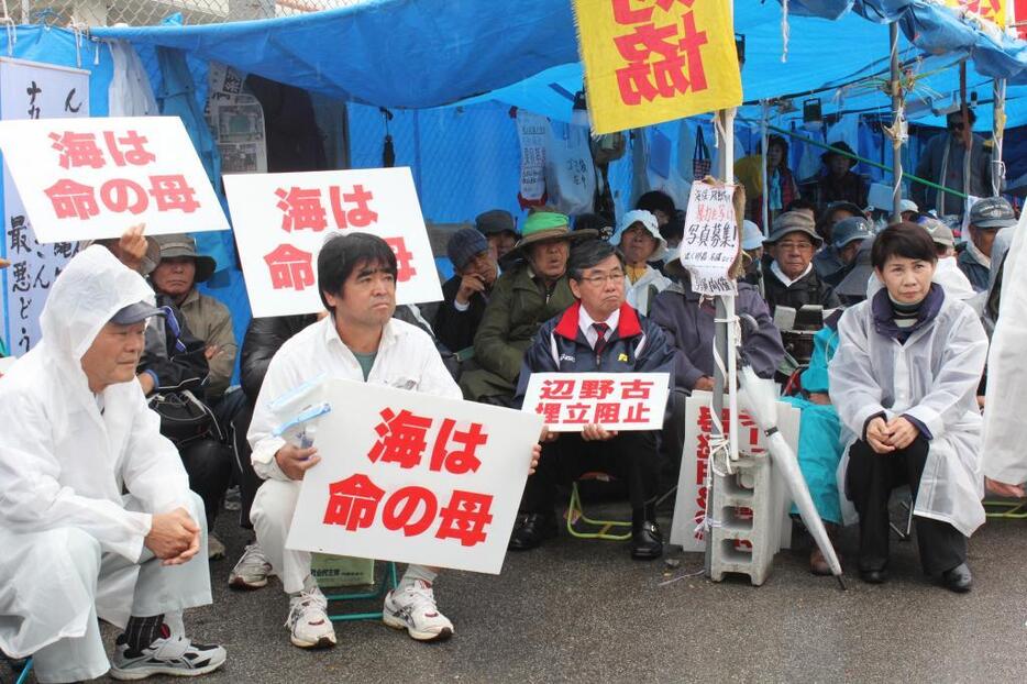 ［写真］名護市辺野古への新基地建設に反対して米軍基地ゲート前の抗議行動に参加する稲嶺進名護市長（前列右から2人目）＝1月27日、沖縄県名護市の米軍キャンプ・シュワブ前（滝本匠氏撮影）