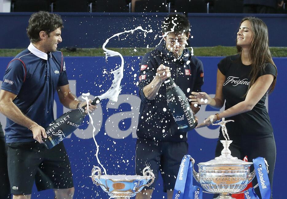 決勝を戦ったパブロ・アンドゥハルとシャンパンファイト＝2015年4月26日（写真：ロイター/アフロ）