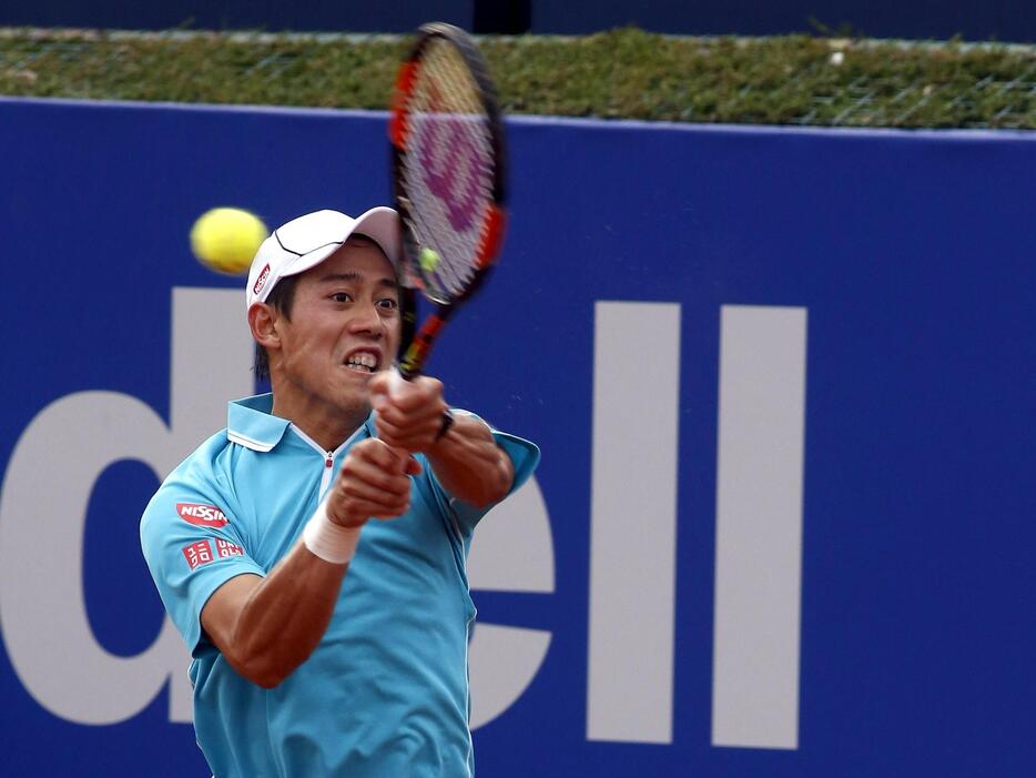 決勝戦。バックハンドで強烈なショットを放つ錦織＝2015年4月26日（写真：ロイター/アフロ）