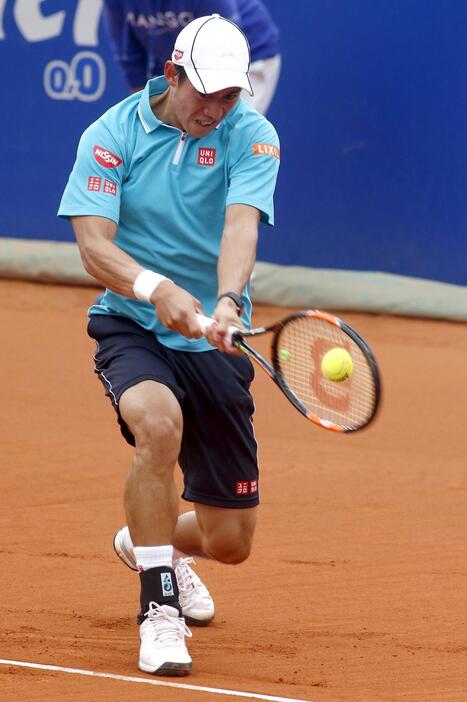 ストレート勝ちした決勝戦。強烈なショットを放つ錦織＝2015年4月26日（写真：ロイター/アフロ）