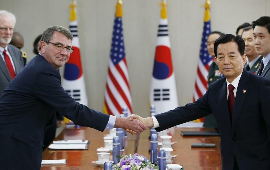 [写真]THAADの韓国配備などが懸案となる中、4月10日に会談した韓国の韓民求国防相（右）と米国のカーター国防長官（ロイター/アフロ）