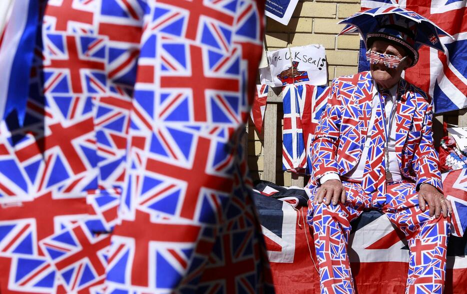 英国国旗を身にまとった熱狂的市民＝2015年4月21日（写真：ロイター/アフロ）