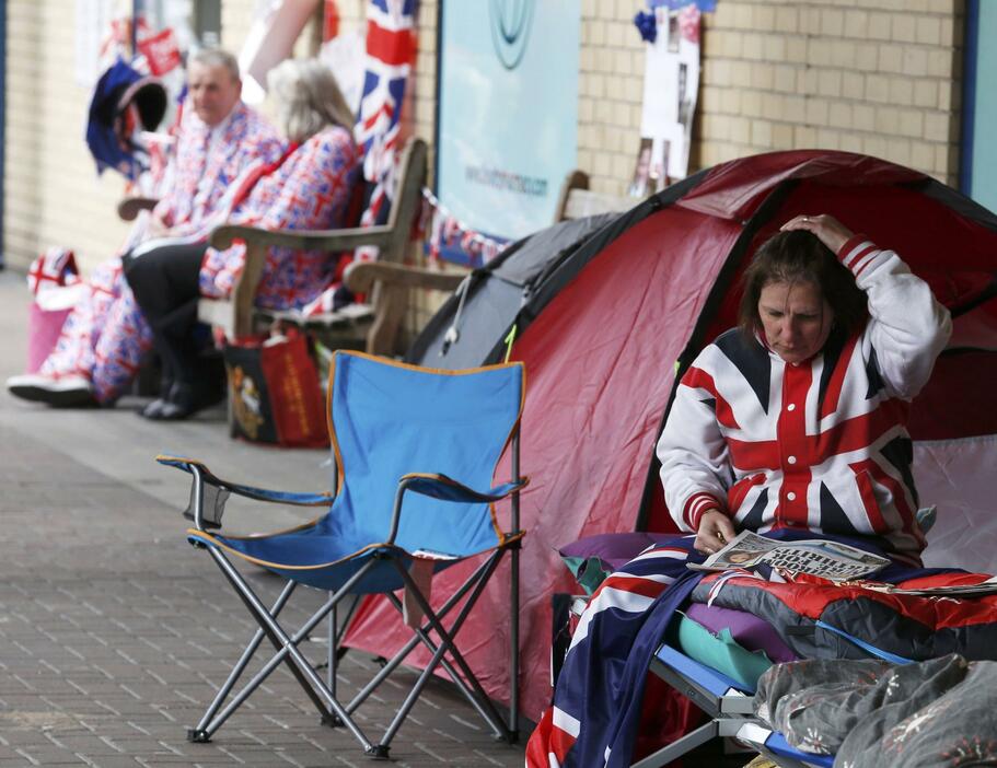 テント生活で吉報を待ちわびる市民＝2015年4月27日（写真：ロイター/アフロ）