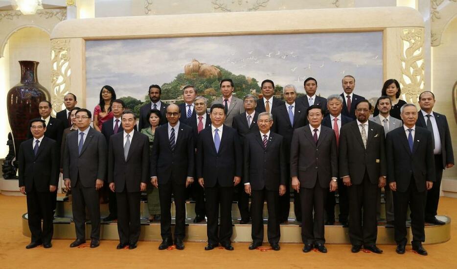 [写真]2014年10月24日、アジアインフラ投資銀行は中国を含む21か国で設立合意がなされた（代表撮影/ロイター/アフロ）