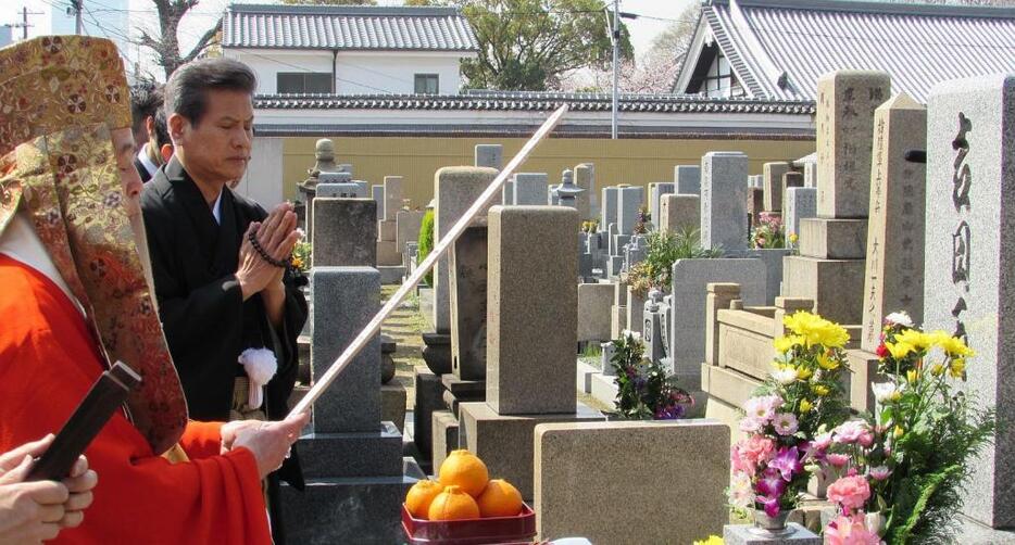 [写真]師匠の初代吉田玉男さんの墓前=大阪市天王寺区の銀山寺で