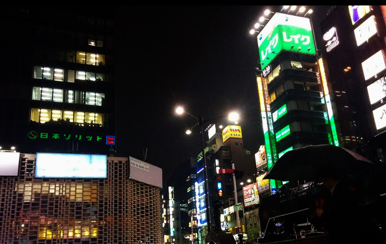 [写真]東京・大阪・名古屋の3大都市圏が住宅地、商業地とも2年連続で上昇するなど回復の足どりが鮮明に（東京都港区新橋）