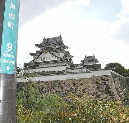 [写真]岸和田城を借景に「岸城町」の表示板が掲示されている＝大阪府岸和田市