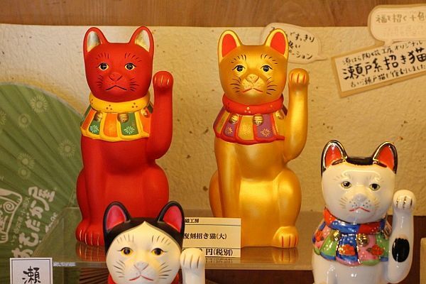 [写真]おもだか屋に並ぶ「瀬戸系」の招き猫の一例。色、スタイル、表情ともにまさに百花繚乱なので、“マイ招き猫”を探すのも楽しい