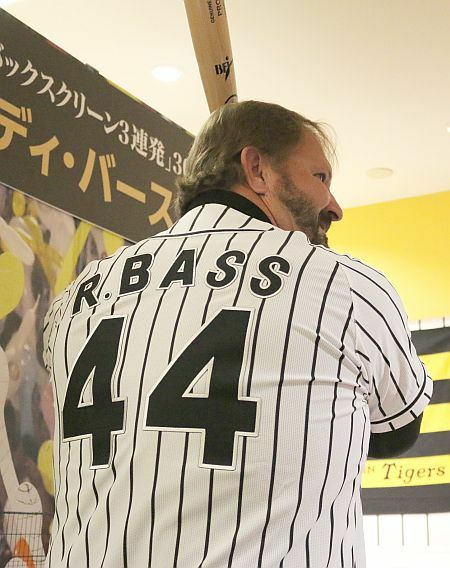 [写真]44番のユニホーム姿で登場し、バットを手に構えるバース氏＝17日午前10時40分ごろ、大阪市北区で