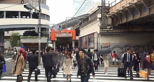 [写真]小雨が舞う中、コートやマフラー姿で歩く人が多かった=8日午前11時50分ごろ、大阪市北区で