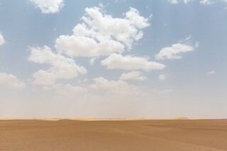 マアリブ郊外広がる砂漠。美しい風紋が太陽に照らされ茶色く輝いていた＝イエメン・マアリブ州、2019年8月撮影