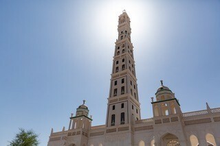 高いミナレットが特徴のアル・ムハダールモスク。ハドラマウトの観光名所の一つだ＝イエメン・ハドラマウト州、2019年8月撮影