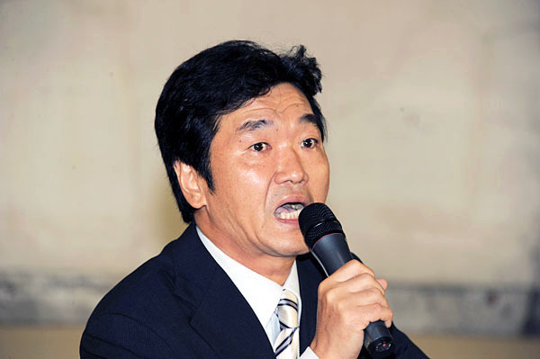 2011年8月の引退会見での島田さん（写真：志和浩司）