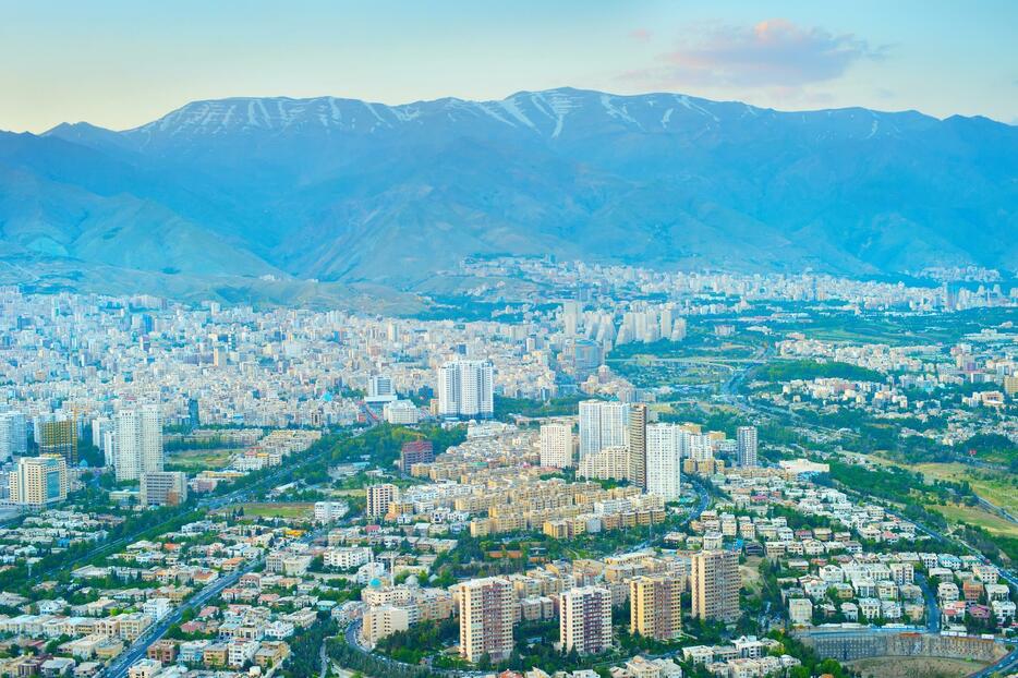 イランの首都テヘランの全景（写真：Panther Media/アフロイメージマート）