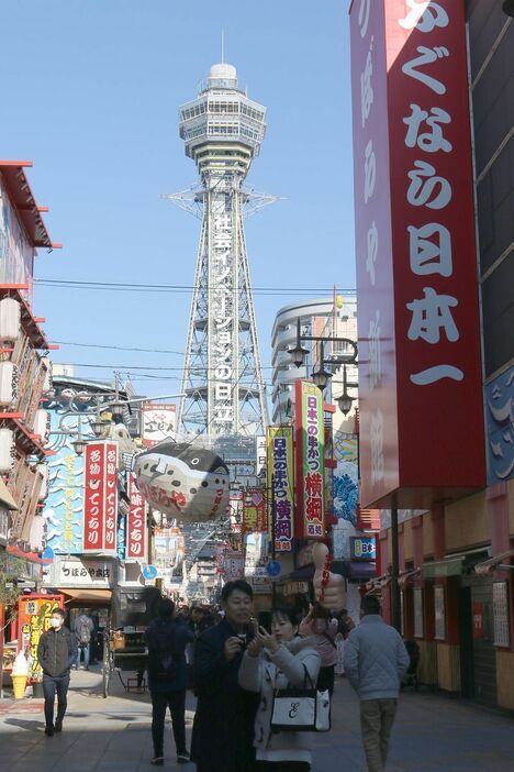 [写真]2日も通天閣周辺は多くの観光客でにぎわいをみせている＝2日正午、大阪市浪速区で