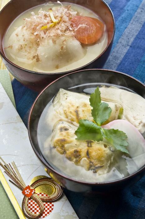 手前が東京風雑煮（角餅入り）、奥が京風雑煮（丸餅入り）（写真：GYRO PHOTOGRAPHY/アフロイメージマート）