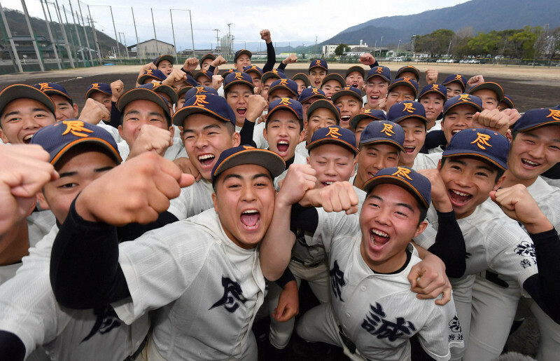 出場が決まり、喜ぶ尽誠学園の選手たち＝香川県善通寺市で2020年1月24日午後4時8分、山田尚弘撮影