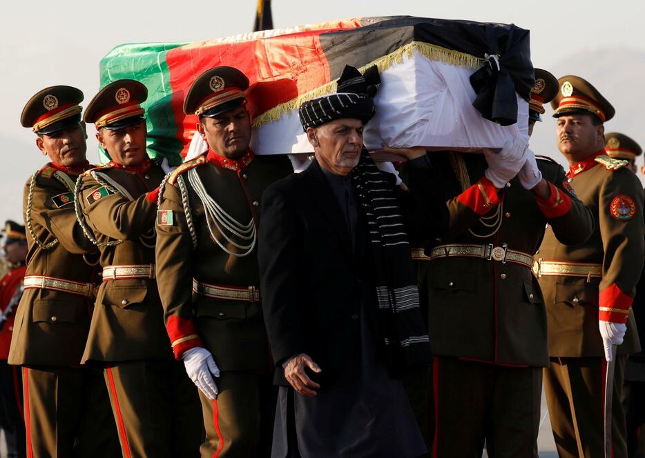 中村さんの棺を先頭に立って担ぐアフガニスタンのガニ大統領（中央）。2019年12月7日、首都カブールにて（写真：ロイター/アフロ）