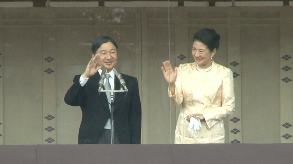 [画像]国民に手を振って応えられる天皇皇后両陛下