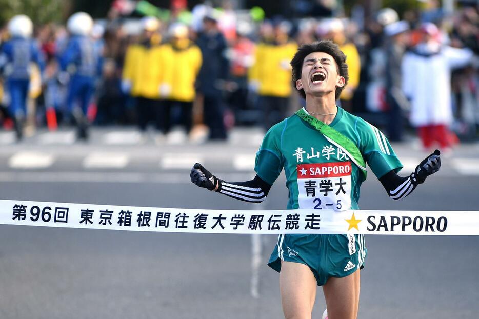 往路を制したのは王座奪回を狙う青学大だった。5区の飯田貴之がリードを守りゴール（写真：松尾/アフロスポーツ）