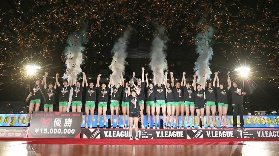 [写真]ブランデージトロフィーをかかげる選手たち (c)V.LEAGUE