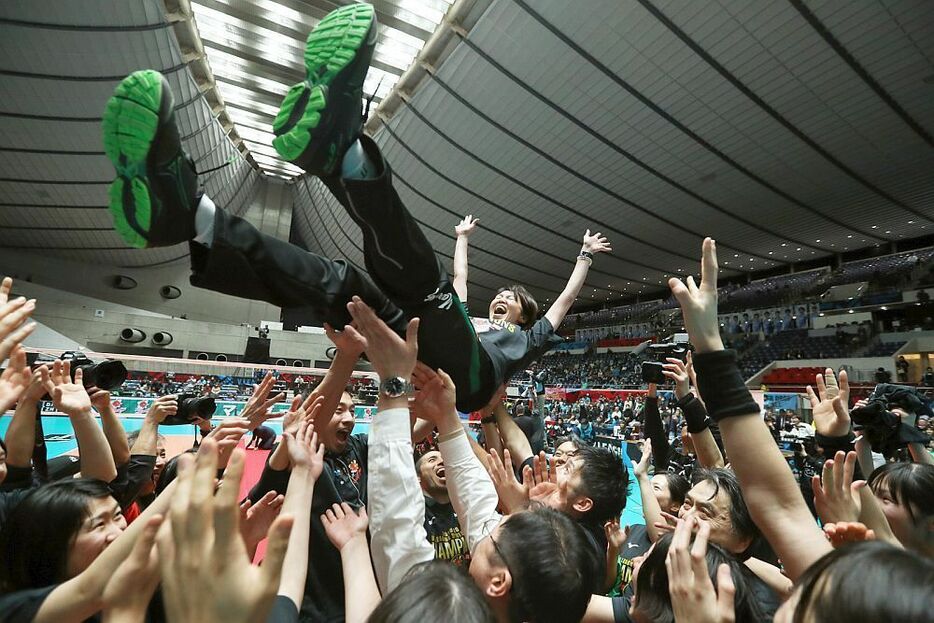 [写真]胴上げされる吉原知子監督（c)V.LEAGUE