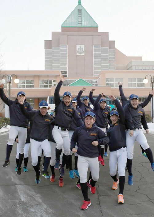 センバツ出場を決め、喜ぶ白樺学園の選手たち＝北海道芽室町で2020年1月24日午後3時44分、竹内幹撮影