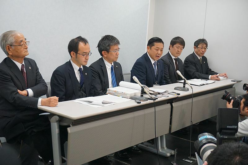 [写真]会見に臨んだ泉佐野市の幹部や弁護士ら＝30日午後、大阪市北区で