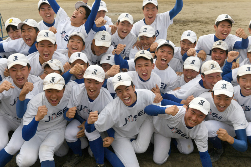 センバツ出場を決め、喜びあふれる鹿児島城西の選手たち＝鹿児島県日置市で2020年1月24日午後4時6分、矢頭智剛撮影