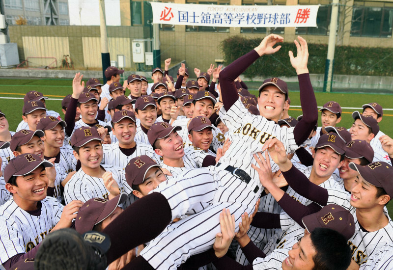 センバツ出場が決まり、鎌田州真主将を胴上げして喜ぶ国士舘の選手たち＝東京都世田谷区の同校で2020年1月24日、滝川大貴撮影