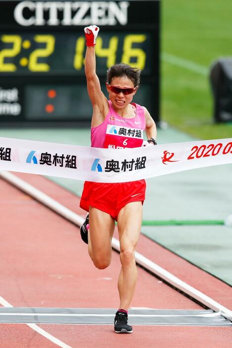 大阪女子マラソンで設定記録を突破してV、東京五輪第3代表に近づいた松田瑞生が履いたのは流行の「厚底シューズ」ではなく伝説職人の「薄底シューズ」だった（写真：森田直樹/アフロスポーツ）