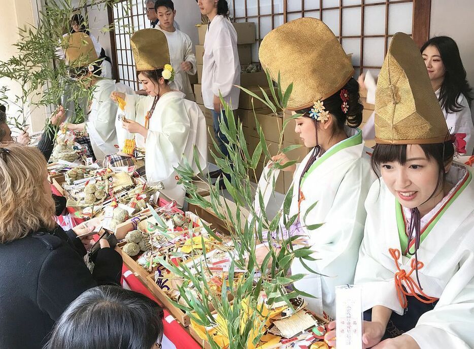 [写真]縁起物を付ける福娘たち＝9日午後、大阪市浪速区で