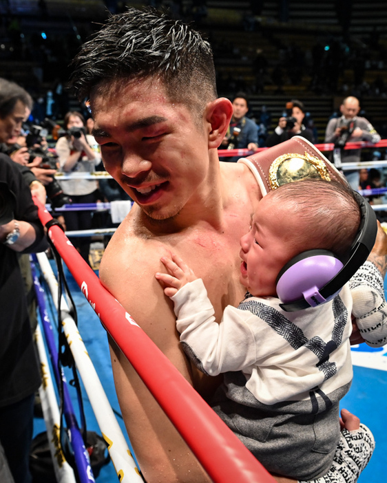 井岡は生後4か月の長男、磨永翔君を勝ってリングに上げるという公約を果たした（写真・山口裕朗）