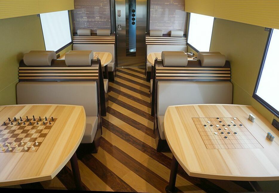 [写真]4号車のフリースペースには将棋などもできるテーブルが