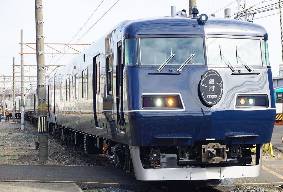 [写真]報道陣に公開された「WEST EXPRESS 銀河」＝25日、大阪府吹田市で