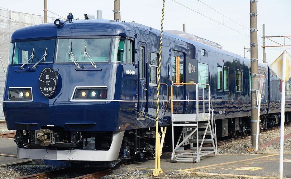 [写真]かつては通勤電車として使われていた国鉄117系電車を改造した「WEST EXPRESS 銀河」＝25日、大阪府吹田市で