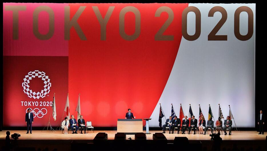 東京五輪まで1年で開かれたセレモニー。安倍晋三首相や小池都知事らが参加した（写真：アフロ）