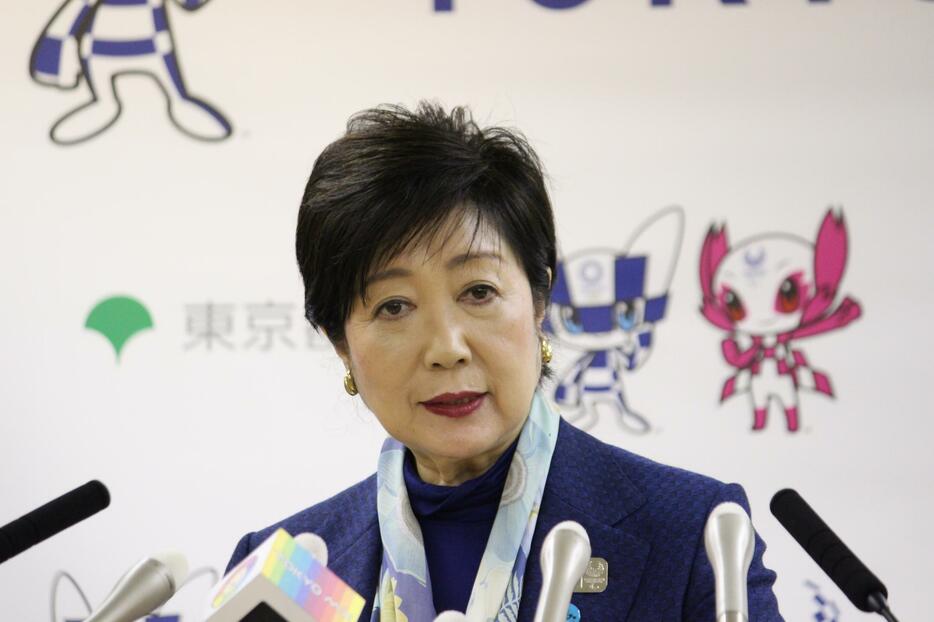 会見する小池都知事。2020年1月24日（撮影・具志堅浩二）